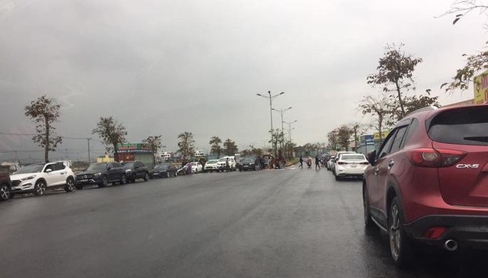 Những hàng xe dài đổ về các dự án trên đường Võ Nguyên Giáp, khu vực phường Phú Hài.    
