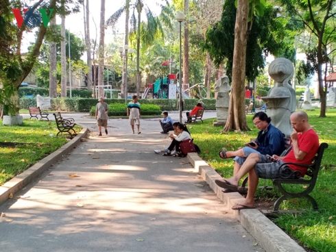 Người dân ở TP HCM vào công viên Tao Đàn tránh nắng  