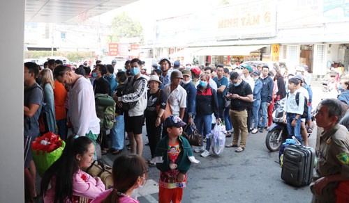 Người dân mua vé dịp lễ 30-4 tại Bến xe Miền Tây (TP HCM)    