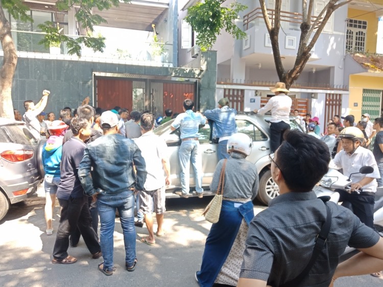 Dân tiếp tục vây nhà GĐ Cty Bách Đạt An để đòi 