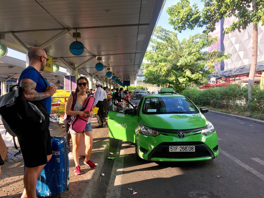 Hiện các ôtô ra vào sân bay Tân Sơn Nhất phải đóng tiền dịch vụ đường dẫn nhà ga. Ảnh: Linh Anh    