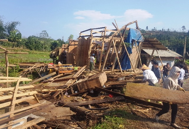 Lốc xoáy gây thiệt hại 93 ngôi nhà dân ở Lào Cai    