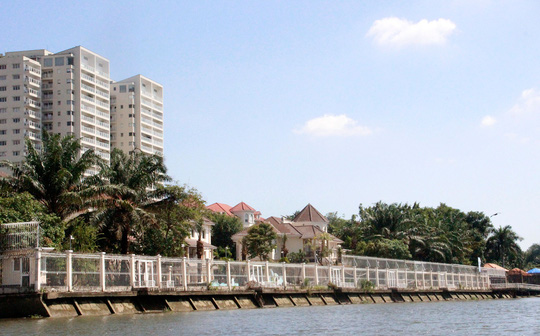 Để chấn chỉnh tình trạng lấn chiếm, TP HCM sẽ lập đoàn kiểm tra việc chấp hành các quy định về quản lý, sử dụng hành lang trên bờ sông Sài Gòn Ảnh: LÊ PHONG    