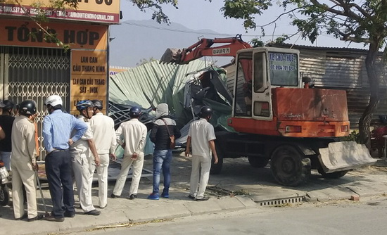 Lực lượng chức năng quận Liên chiểu tiến hành tháo dỡ ki ốt kinh doanh BĐS không đúng quy định trên địa bàn.  