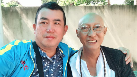 Nghệ sĩ hài Nhật Cường đến thăm nghệ sĩ Lê Bình lúc đang điều trị bệnh