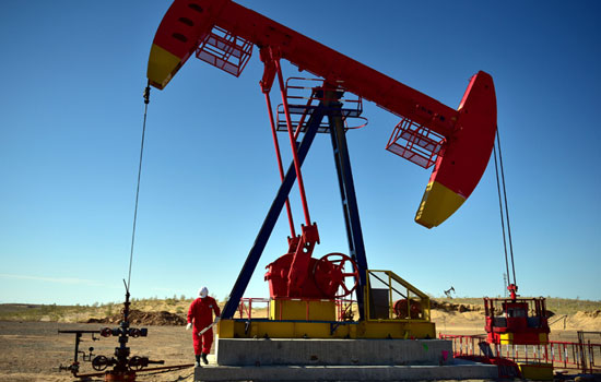 Giá dầu tiếp tục giảm do sản lượng dầu của Mỹ tăng cao.  
