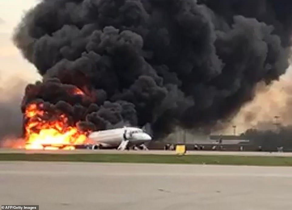 Những cảnh quay và hình ảnh vụ cháy máy bay Sukhoi Superjet 100 của Aeroflot trên đường băng tại sân bay quốc tế Sheremetyevo được lan truyền trên mạng xã hội. Ảnh: AFP.  