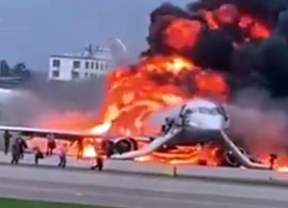 Hình ảnh cho thấy cầu lửa khổng lồ và những cột khói đen cuồn cuộn bốc cao từ thân máy bay. Ảnh: Mail.  