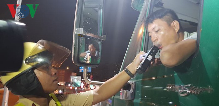Lực lượng cảnh sát giao thông kiểm tra nồng độ cồn của lái xe (Ảnh: Vinh Quang/VOV-TP HCM)