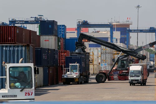 Hàng hóa ở cảng Cát Lái (TP HCM) chuẩn bị lên tàu xuất khẩuẢnh: Hoàng Triều