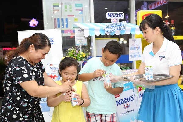 Khách hàng trải nghiệm cùng sữa nước Nestlé Ít Đường 