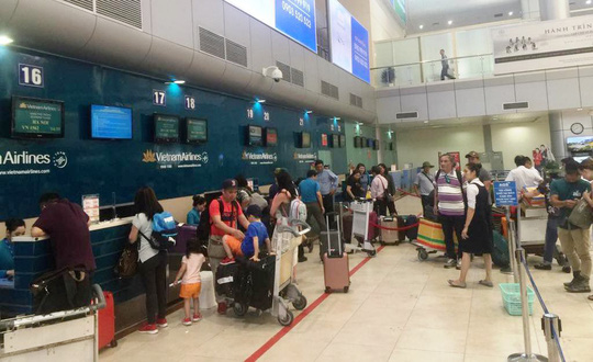 Hành khách làm thủ tục hàng không tại sân bay Cam Ranh, Khánh Hòa