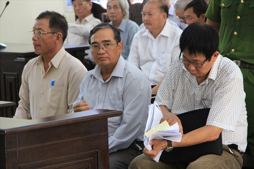 Ông Cao Minh Huệ (ngoài cùng bên phải) cùng đồng phạm tại phiên tòa.  