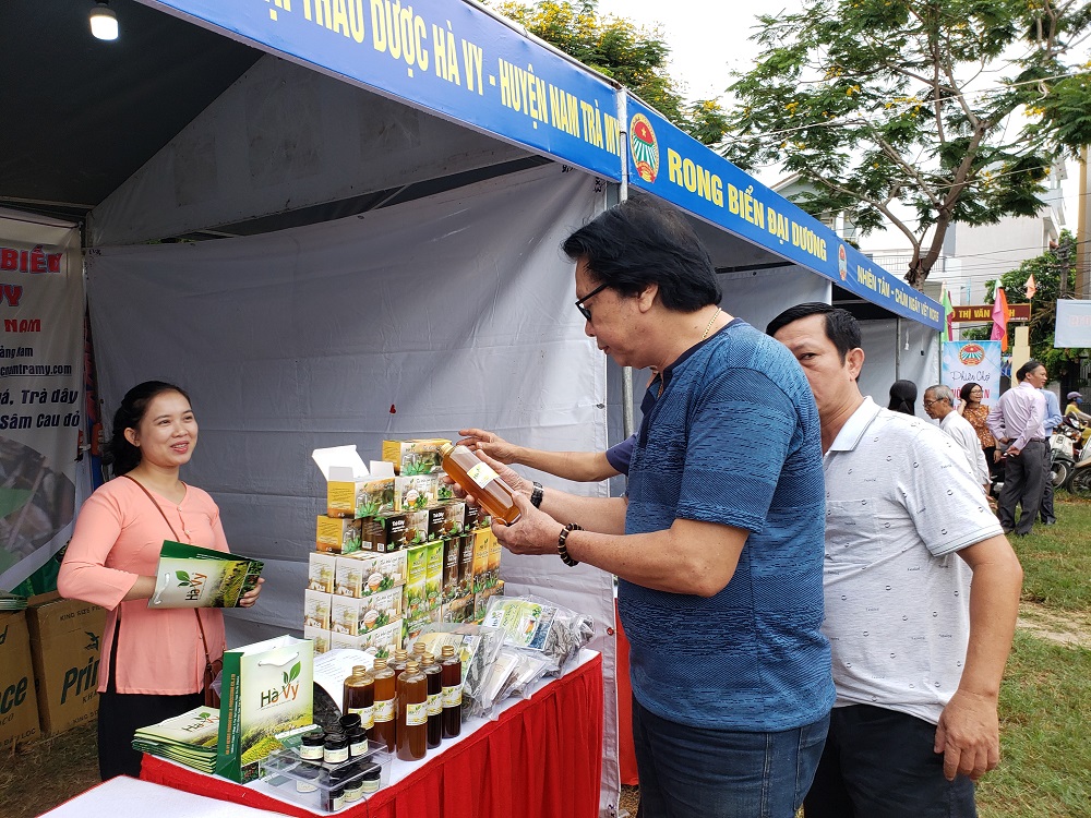 Các sản phẩm thảo dược từ huyện Nam Trà My (Quảng Nam) tham gia, trưng bày giới thiệu tại phiên chợ    