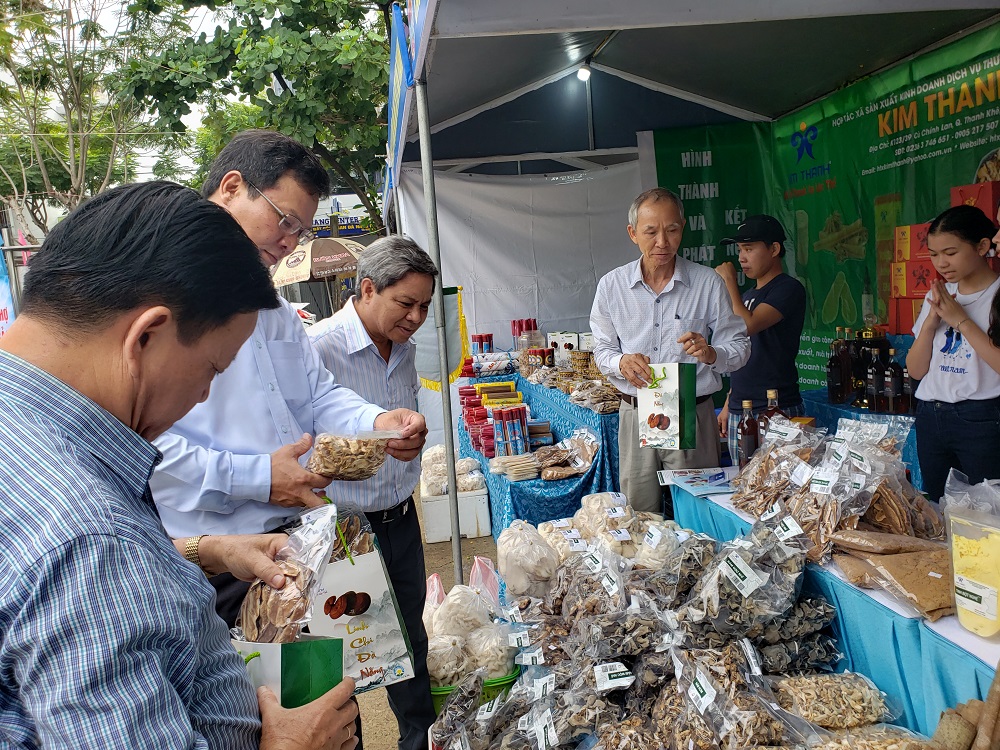 Các sản phẩm nấm khô, nấm dược liệu tại phiên chợ nông sản    