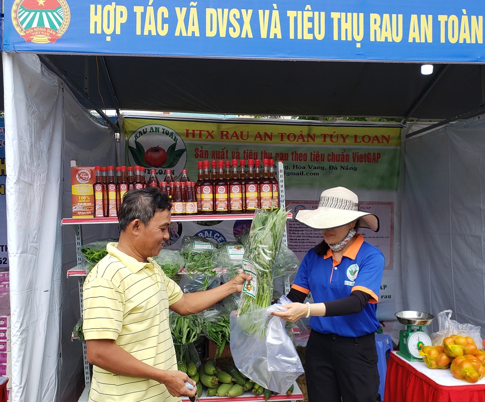 Rau, củ, quả sạch từ HTX rau an toàn Túy Loan - huyện Hòa Vang trưng bày tại phiên chợ    