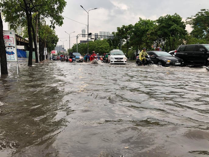 Đường Nguyễn Hữu Cảnh thường xuyên ngập nặng khi mưa lớn và triều cường    