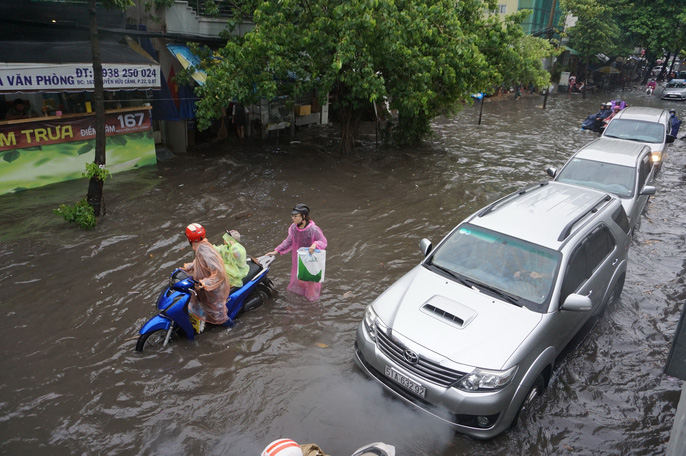 Sau trận mưa lớn chiều 10-5, khu vực dưới chân cầu vượt Nguyễn Hữu Cảnh ngập sâu