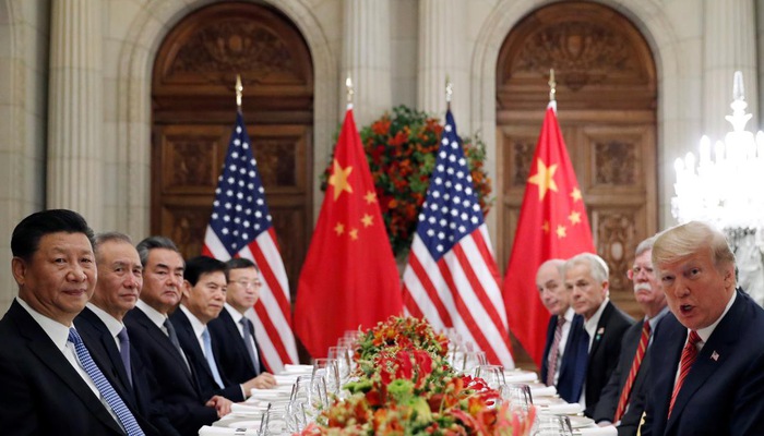 Chủ tịch Trung Quốc Tập Cận Bình (trái) và Tổng thống Mỹ Donald Trump (phải) cùng các quan chức hai nước trong cuộc gặp ở Argentina, tháng 12/2018 - Ảnh: Reuters.    