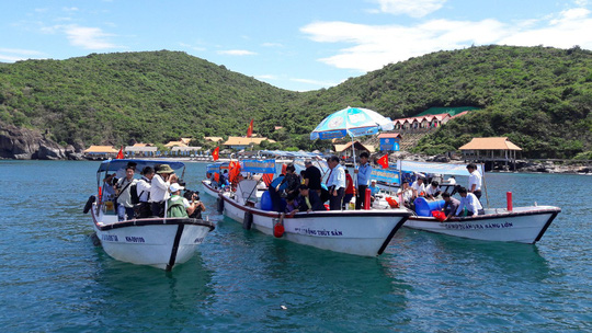 Hoạt động thả cá bảo vệ môi trường sinh thái biển được Công ty Yến sào Khánh Hòa tổ chức thường xuyên. Ảnh: HẢI NGỌC    