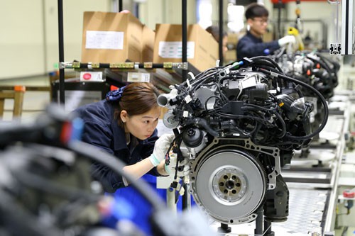Công nhân làm việc tại nhà máy sản xuất động cơ ôtô Power Xinchen ở TP Miên Dương - Trung Quốc hôm 28-3. Ảnh: REUTERS    
