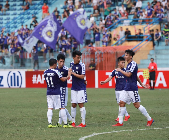 Oseni và Thành Chung ghi bàn giúp Hà Nội FC vuợt qua vòng bảng tại AFC Cup 2019.  