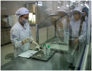 Lần đầu tiên những khách mời được tận mắt thấy công tác kiểm tra chất lượng sản phẩm sữa học đường tại phòng thí nghiệm đạt chuẩn quốc tế ISO/IEC 17025