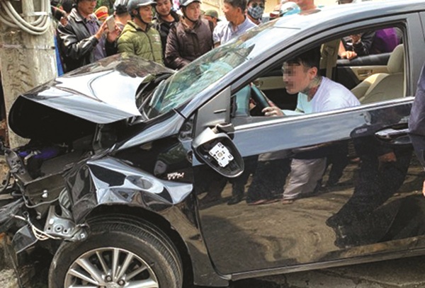Thanh niên ngáo đá tông hàng loạt xe tại Đà Lạt.
