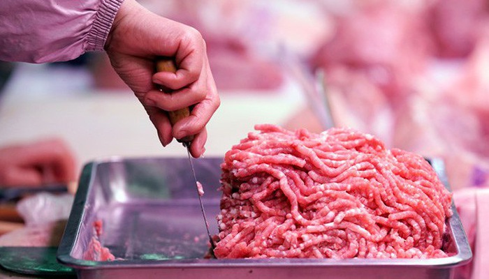 Số thịt lợn được cất giữ trong các tủ đông lạnh và được chia thành từng mảng nặng khoảng 10kg...  