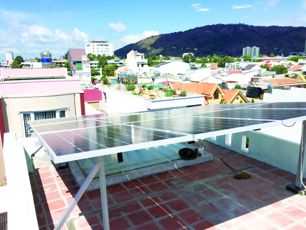 Bộ năng lượng mặt trời 3kW ông Thọ lắp trên mái nhà ở Vũng Tàu.