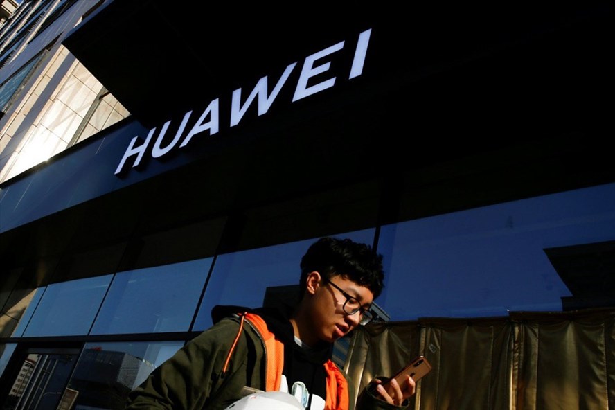 Trung Quốc đang xem xét trả đũa các biện pháp trừng phạt của Mỹ với Huawei. Ảnh: Reuters  