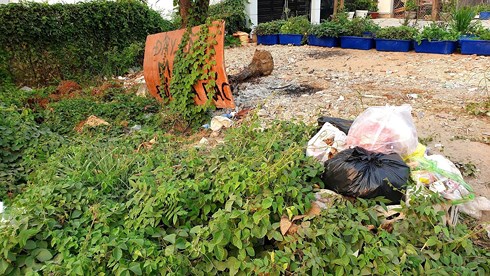Phớt lờ biển cảnh báo, nhiều người vẫn mang rác tới đổ tại một khu đất vắng chủ ở quận 7.