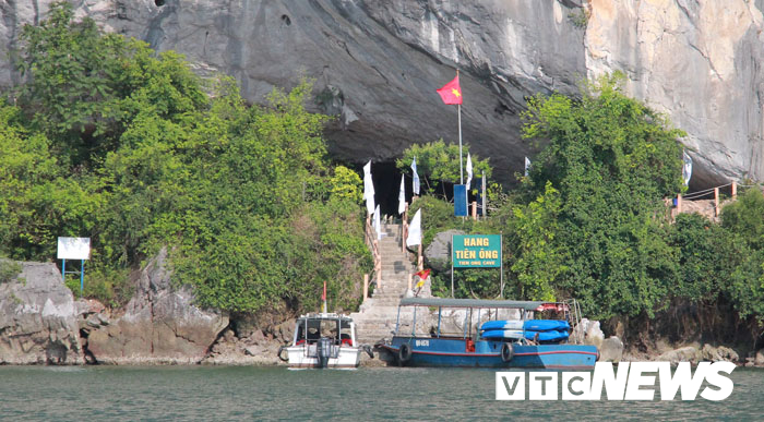 Tương tự, tại khu vực cửa hang Tiên Ông, UBND tỉnh Quảng Ninh cũng phê duyệt công trình cải tạo, nâng cấp bến cập tàu hang Tiên Ông, với tổng kinh phí đầu tư 15 tỷ đồng từ nguồn kinh phí của Ban quản lý vịnh Hạ Long.    
