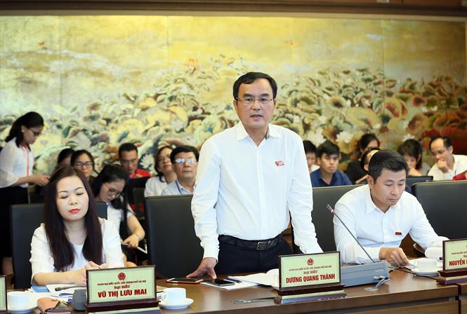Dù Chủ tịch EVN Dương Quang Thành đã giải thích nhưng Ủy viên thường trực Ủy ban Tài chính - Ngân sách Vũ Thị Lưu Mai (ngồi cạnh) vẫn không đồng tình và cho biết sẽ tiếp tục chất vấn việc tăng giá điện. Ảnh: Như Ý 