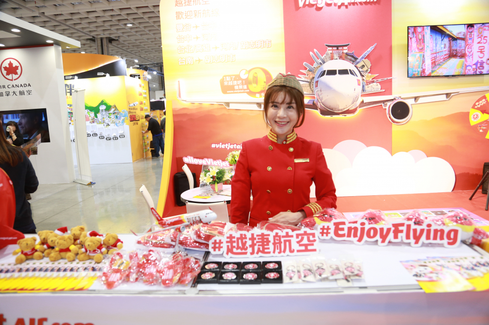 Gifts and fun activities are ready at Vietjet's booth