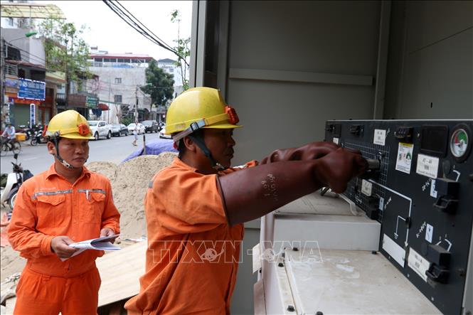 Cán bộ điện lực thành phố Lào Cai kiểm tra khoang trung thế trên đường Hồng Hà. Ảnh: Quốc Khánh/TTXVN  