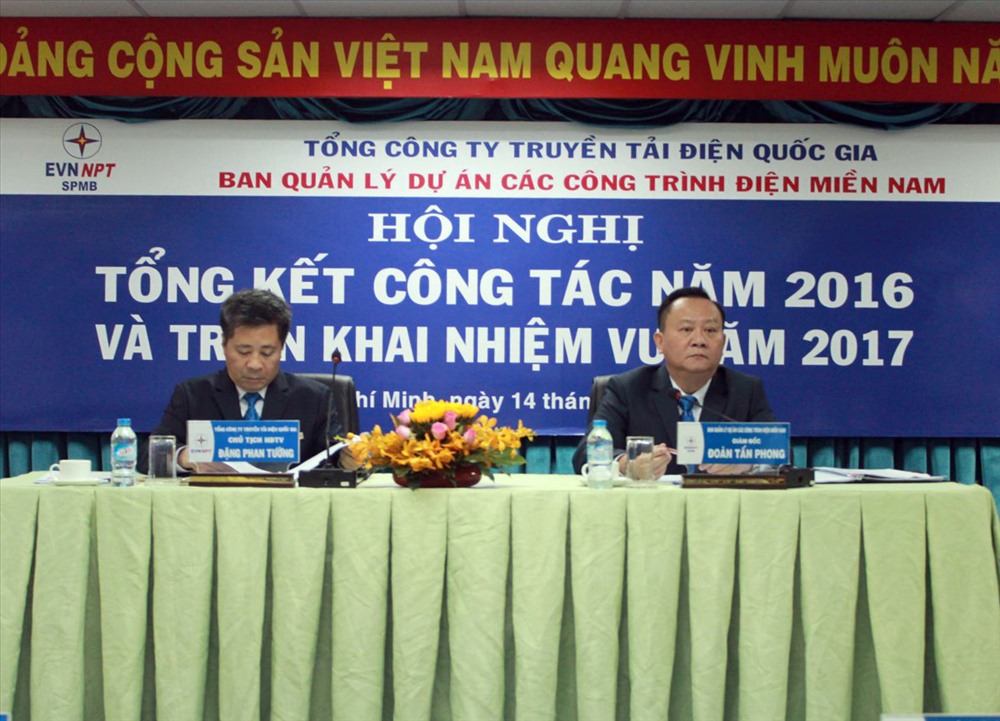 Ông Đặng Phan Tường - Chủ tịch EVNNPT và ông Đoàn Tấn Phong - Giám đốc SPMB trong một sự kiện của ngành.  