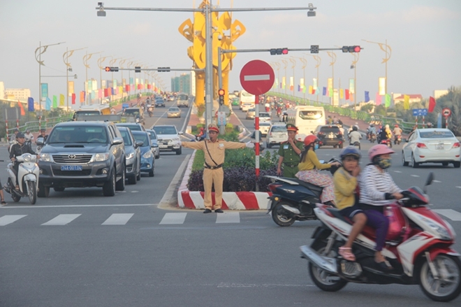 Đà Nẵng được đề nghị làm thêm cầu vượt sông và hầm qua sân bay chống ùn tắc.  