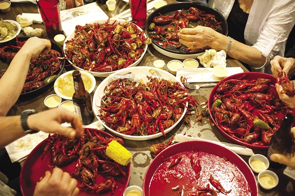 Kinh doanh tôm hùm đỏ (crawfish) tại Việt Nam sẽ bị phạt nặng.