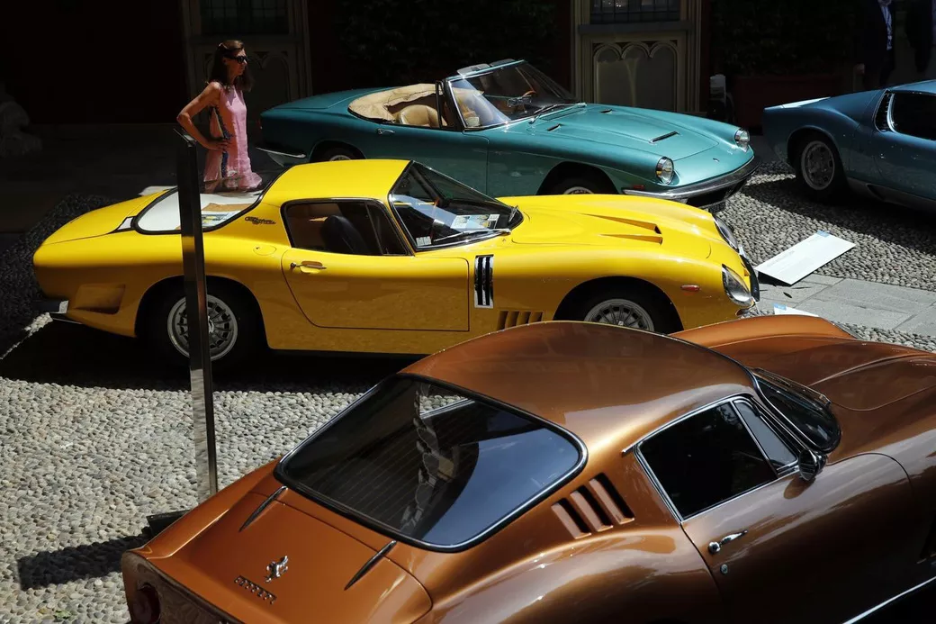 Chiếc xe ở phía trước bức ảnh là Ferrari 275 GTB/4 năm 1967, một trong những chiếc Ferrari màu hạt dẻ 