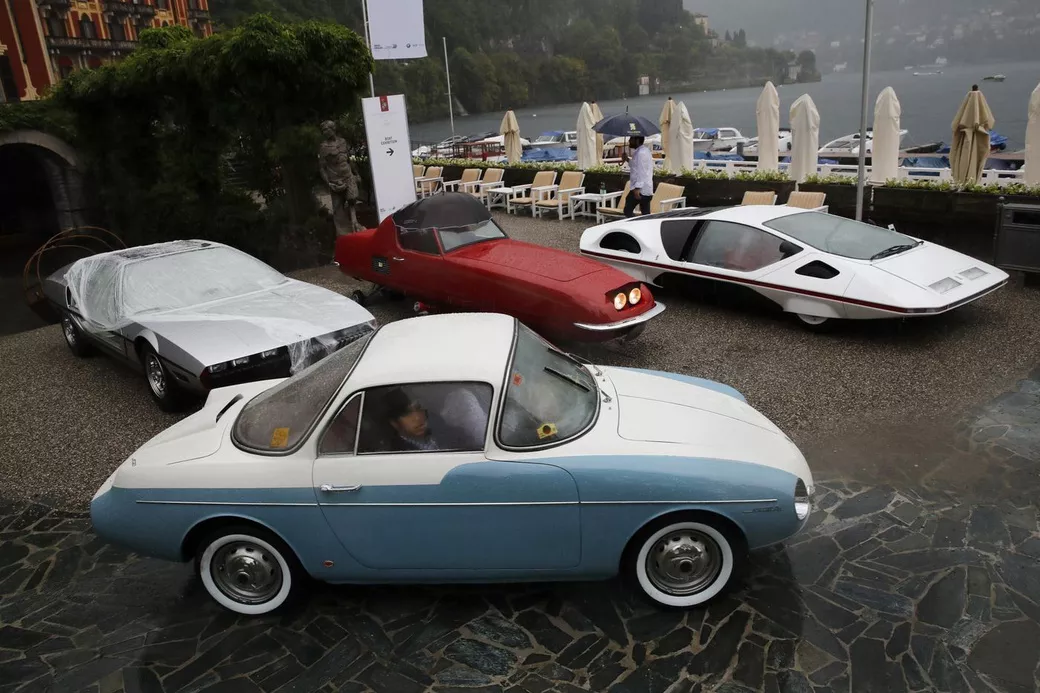 Chiếc xe đỏ ở giữa là Gyro-X năm 1967 - bản ý tưởng được chế tạo để tìm hiểu chất lượng khí động học của ôtô một chỗ ngồi. Xe này sở hữu động cơ 4 xi lanh với công suất 75 mã lực. Chiếc xe hiện thuộc sở hữu của Bảo tàng Lane Motor ở Mỹ. Bên phải Gyro-X là chiếc Ferrari 512 S Modulo năm 1970, được thiết kế bởi Paolo Martin và thân xe do hãng Pininfarina sản xuất. Chiếc xe sở hữu động cơ V12 công suất 550 mã lực và hiện thuộc sở hữu của nhà sản xuất phim người Mỹ James Glickenhaus.    