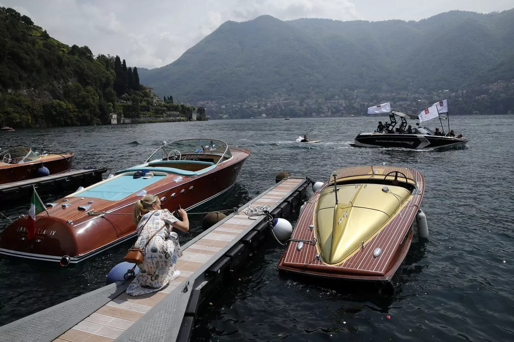Bên bờ hồ còn có nhiều con thuyền trưng bày, bao gồm những chiếc do hãng đóng thuyền nổi tiếng Riva của Italy chế tạo.    
