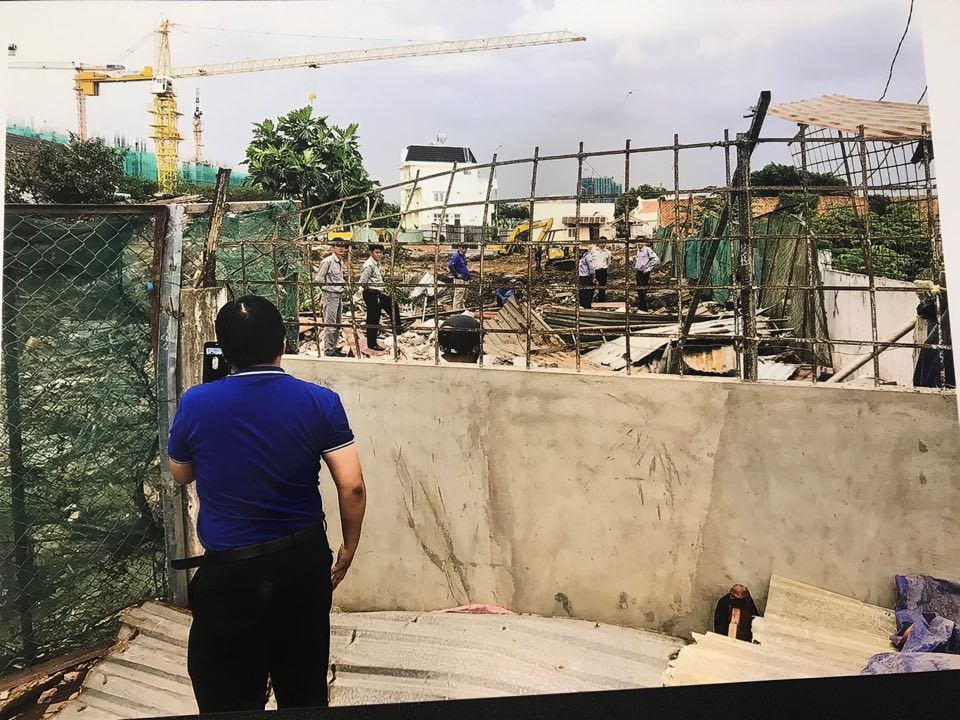 Hiện trường người của Công ty Lê Thành đập phá nhà của người dân.