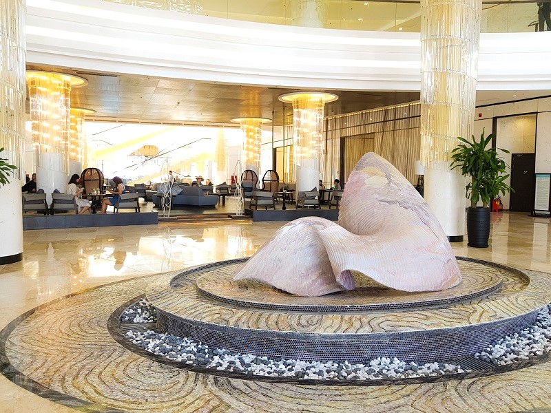 Không khí đại dương có ở khắp nơi trong khách sạn. Ngay sảnh chờ, một tiểu cảnh có chất liệu giống như vỏ sò lóng lánh được trưng bày chính giữa lobby. Phía dưới là “thảm” khảm trai với các chi tiết hình con sóng dập dờn.