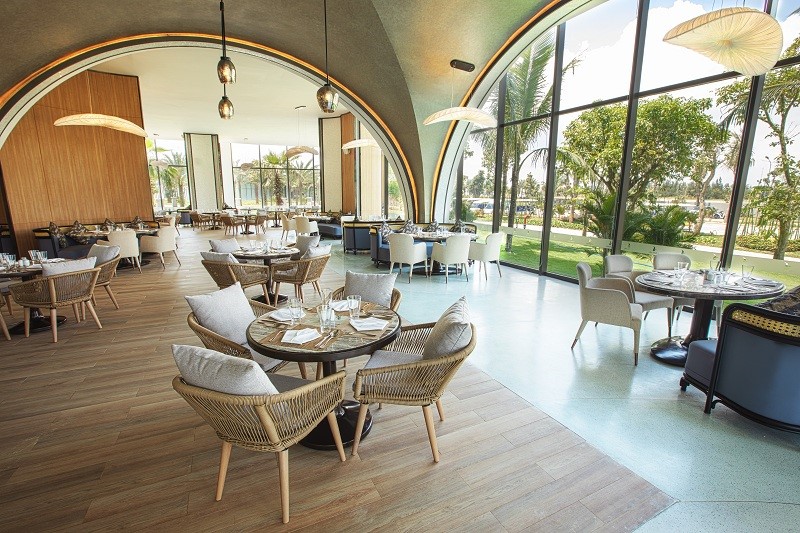 Khu vực nhà hàng được thiết kế các vòm đồng điệu với concept sóng biển. Ngồi ở đây, du khách sẽ có cảm giác hệt như đang ở trên một du thuyền hạng sang để thưởng thức bữa ăn hảo hạng.