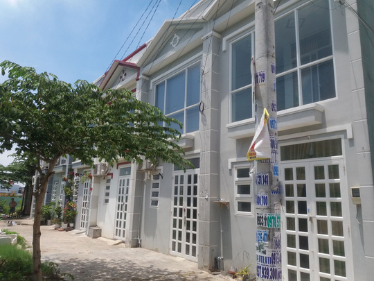 Nhà liền kề được chào bán thông qua vi bằng tại ấp Đông, xã Thới Tam Thôn, huyện Hóc Môn, TP HCM    