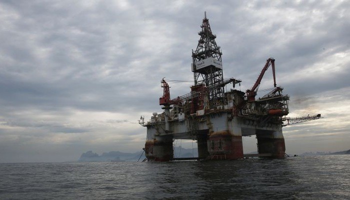 Nỗi lo thừa cung, thiếu cầu đang gây sức ép giảm mạnh lên giá dầu - Ảnh: Reuters/CNBC.    