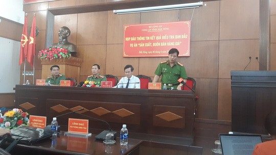 Đại tá Lê Vinh Quy, trả lời các câu hỏi của phóng viên