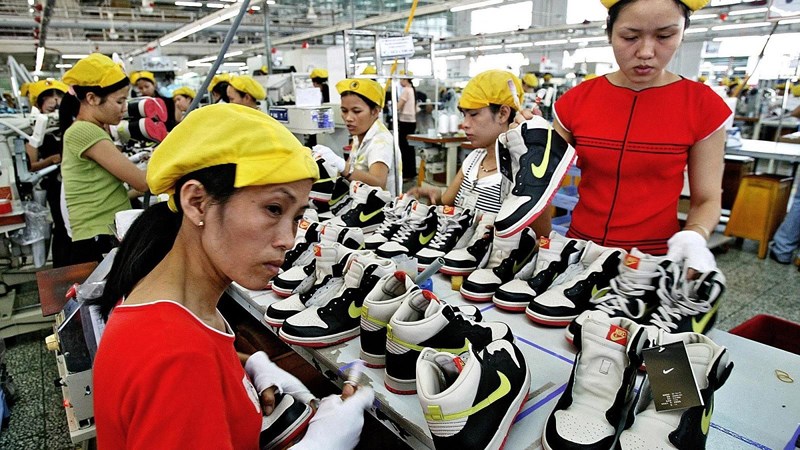 Các công ty sản xuất giày dép sẽ chuyển đến Việt Nam vì có ngành sản xuất phát triển mạnh. Ảnh: Quartz