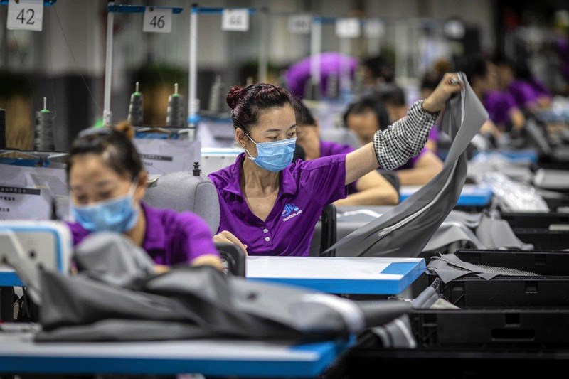 Việt Nam là điểm đến hấp dẫn của ngành sàn xuất dày dép và quần áo sau Trung Quốc. Ảnh: South China Morning Post    